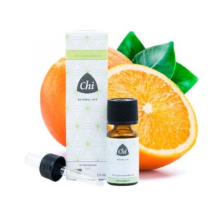 Chi Etherische Olie Sinaasappel olie is één van de vrolijkste etherische oliën in ons assortiment. Door de zoete en fruitige geur waan je je direct in zonnige oorden. Deze olie is 100% biologisch en is te gebruiken als smaakstof in de keuken. Sinaasappel is een essentiële olie verkregen via koude persing van de rijpe vruchtschil. Gebruik voor de veiligheid maximaal: 2 druppels op een 100 ml vloeistof of per 100 gram voedingsmiddel.